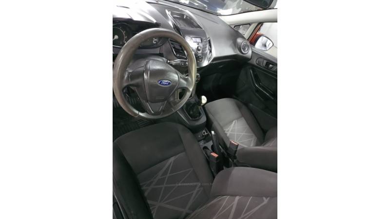 FORD - FIESTA - 2015/2016 - Vermelha - R$ 47.000,00