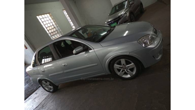 CHEVROLET - CORSA - 2009/2010 - Prata - R$ 28.000,00