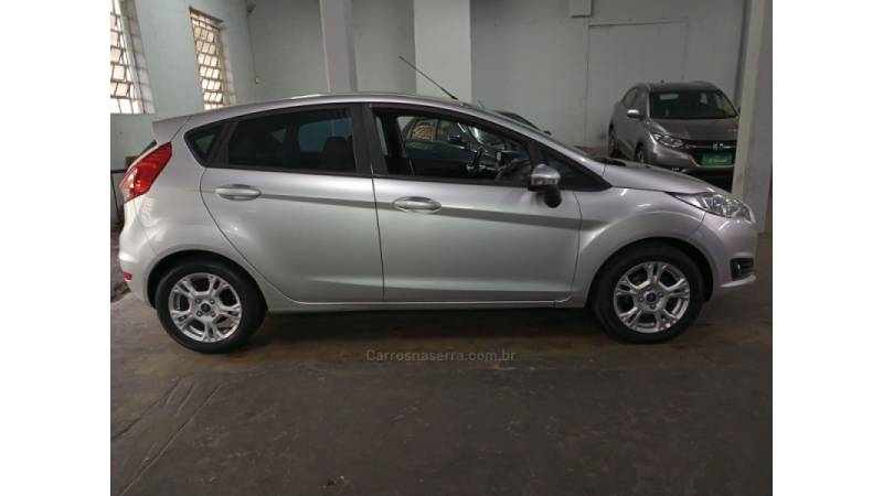 FORD - FIESTA - 2013/2014 - Prata - R$ 40.000,00