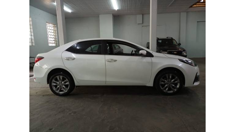 TOYOTA - COROLLA - 2018/2019 - Branca - R$ 101.000,00