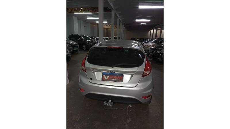 FORD - FIESTA - 2013/2014 - Prata - R$ 40.000,00
