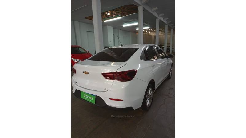 CHEVROLET - ONIX - 2022/2023 - Branca - R$ 69.000,00