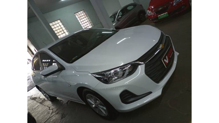 CHEVROLET - ONIX - 2022/2023 - Branca - R$ 69.000,00
