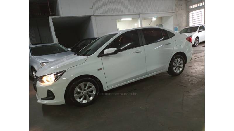 CHEVROLET - ONIX - 2022/2023 - Branca - R$ 69.000,00